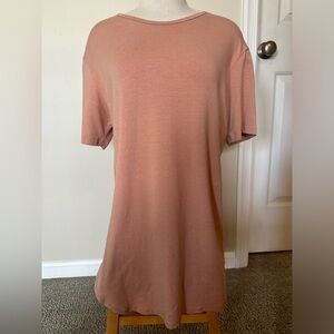 Women’s Cuts peach short-sleeved t-shirt, elongated. Size L.